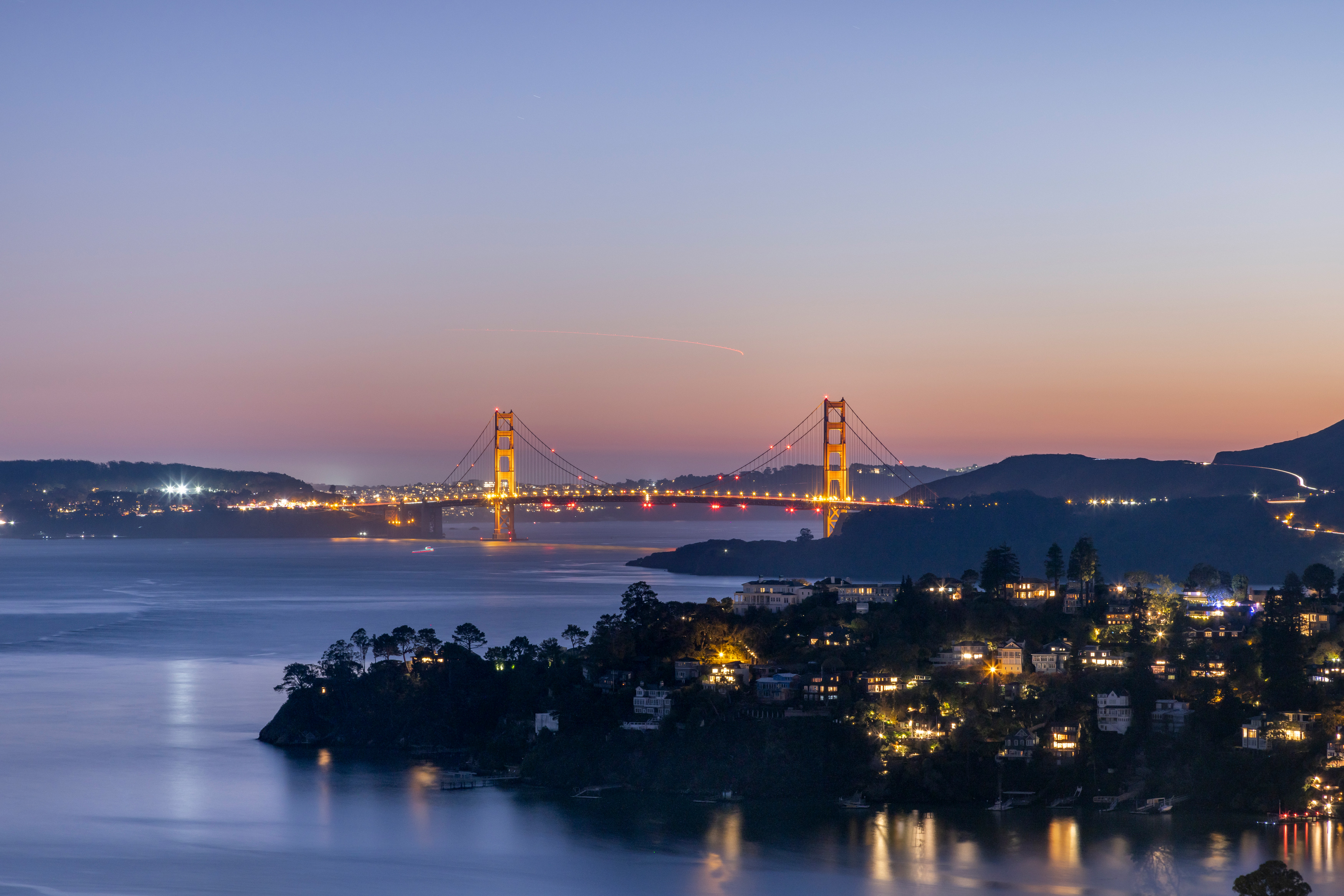 Golden Gate Bridge at night
